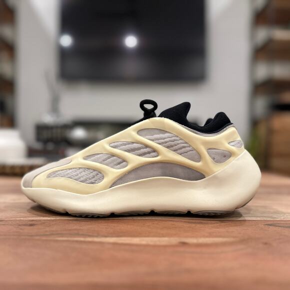 Yeezy x Adidas Authentic Men’s US 9.5 Yeezy Boost 700 V3 AZAEL Sneaker FW4980 main image 5
